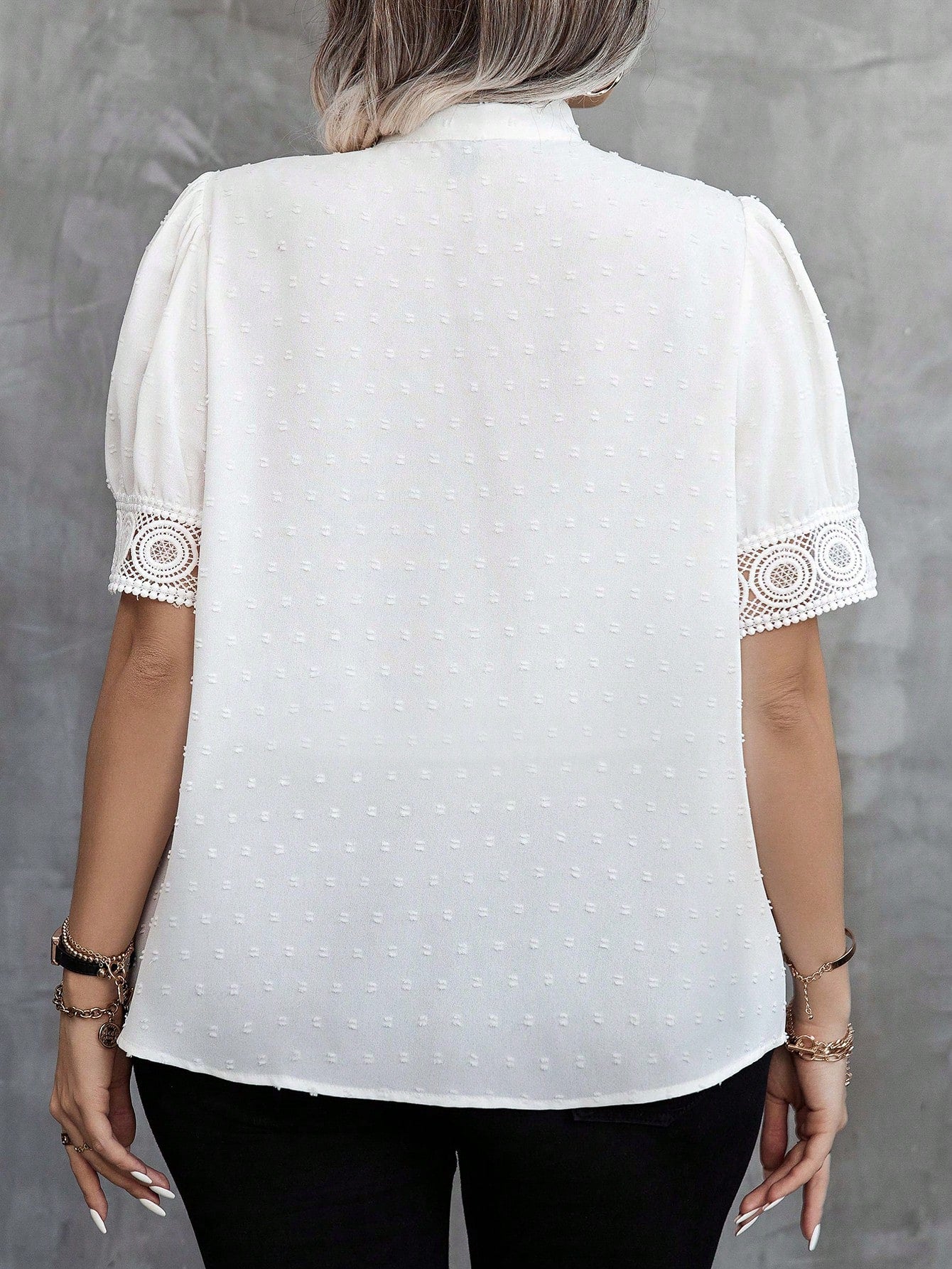 Blusa Emily Plus Size De Manga Curta Com Renda E Laço Na Gola - Tiffani Moda Feminina