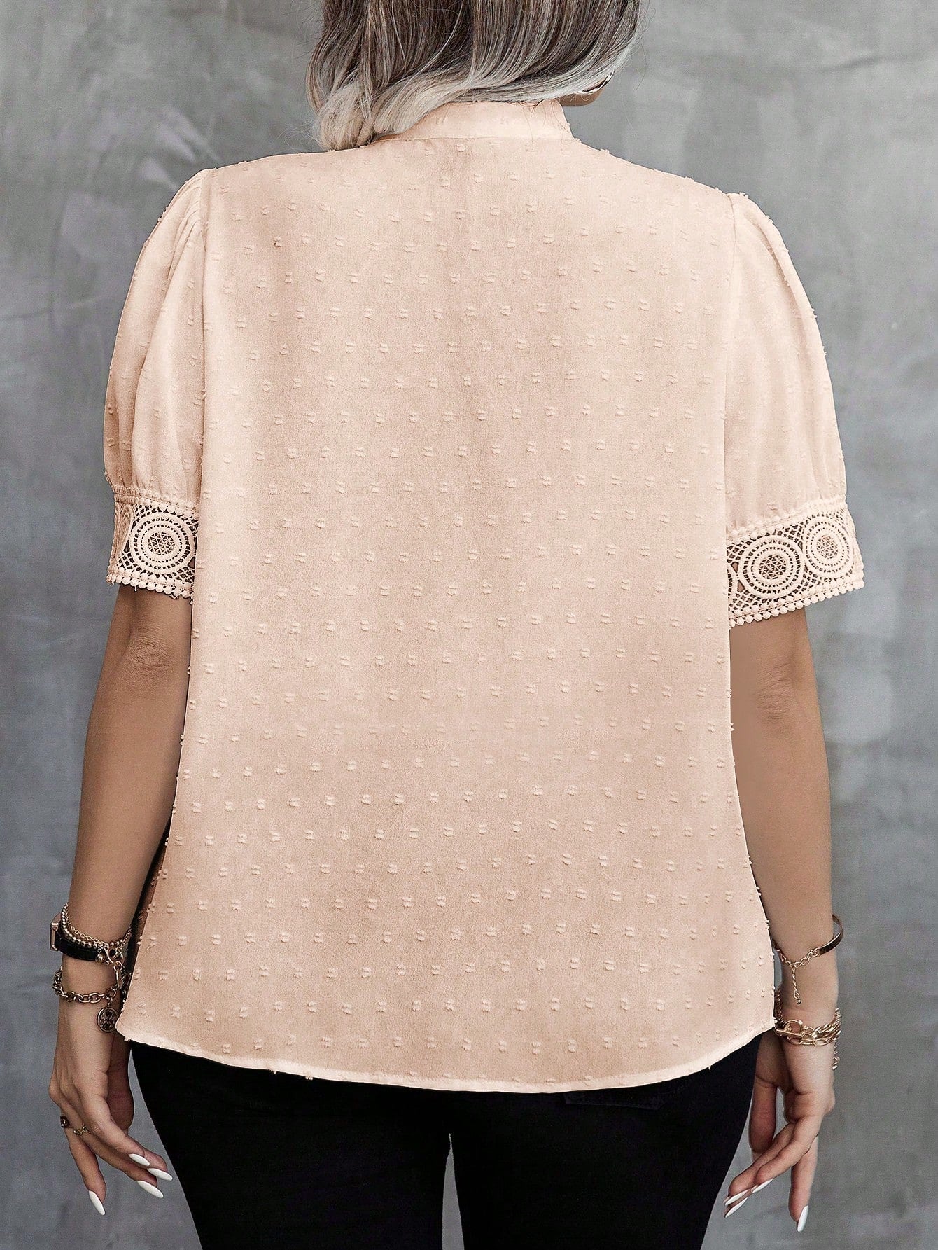 Blusa Emily Plus Size De Manga Curta Com Renda E Laço Na Gola - Tiffani Moda Feminina