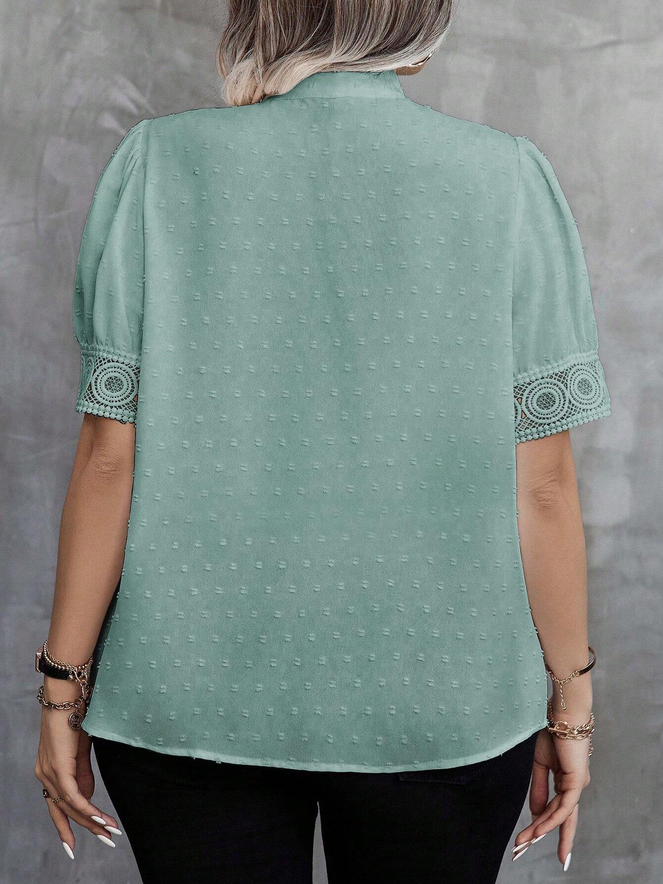 Blusa Emily Plus Size De Manga Curta Com Renda E Laço Na Gola - Tiffani Moda Feminina