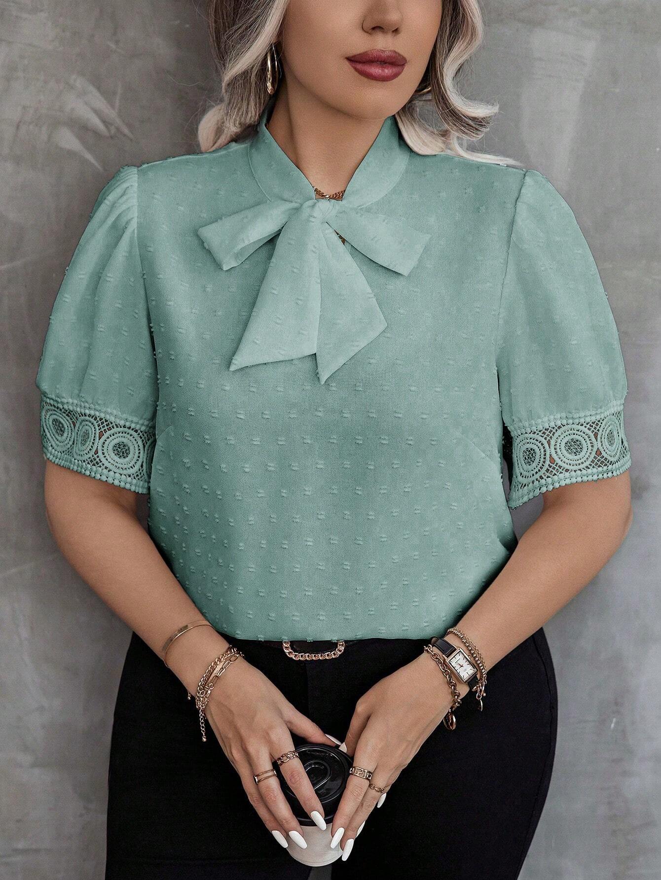 Blusa Emily Plus Size De Manga Curta Com Renda E Laço Na Gola - Tiffani Moda Feminina