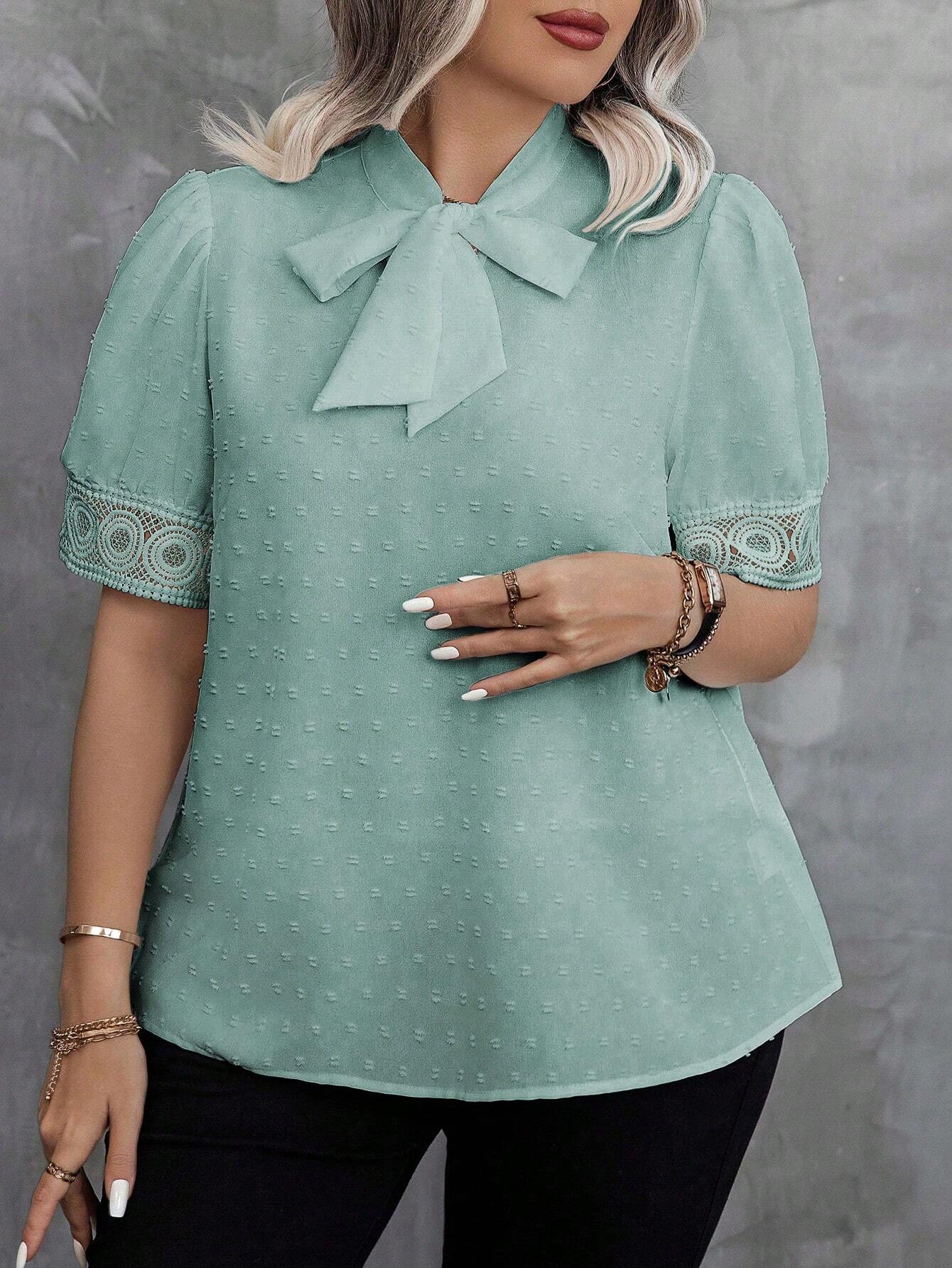 Blusa Emily Plus Size De Manga Curta Com Renda E Laço Na Gola - Tiffani Moda Feminina