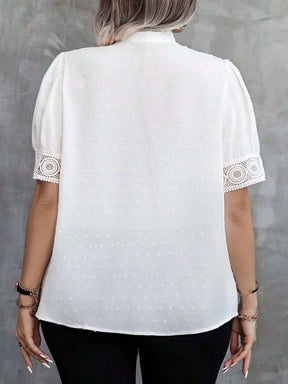 Blusa Emily Plus Size De Manga Curta Com Renda E Laço Na Gola - Tiffani Moda Feminina