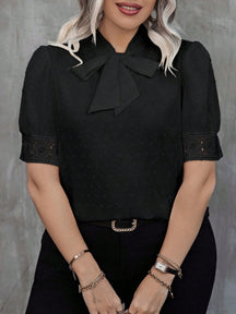 Blusa Emily Plus Size De Manga Curta Com Renda E Laço Na Gola - Tiffani Moda Feminina