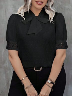 Blusa Emily Plus Size De Manga Curta Com Renda E Laço Na Gola - Tiffani Moda Feminina