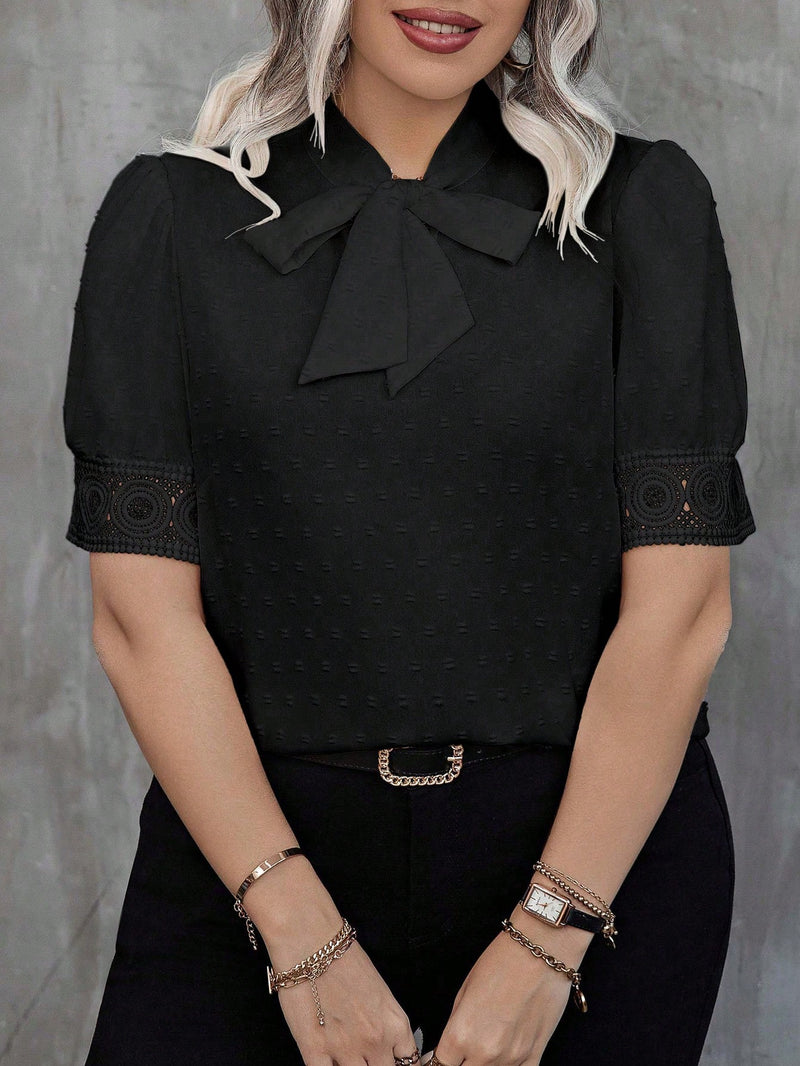 Blusa Emily Plus Size De Manga Curta Com Renda E Laço Na Gola - Tiffani Moda Feminina