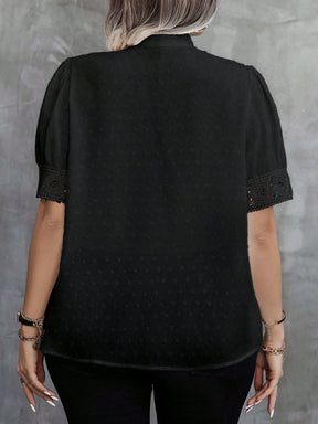 Blusa Emily Plus Size De Manga Curta Com Renda E Laço Na Gola - Tiffani Moda Feminina