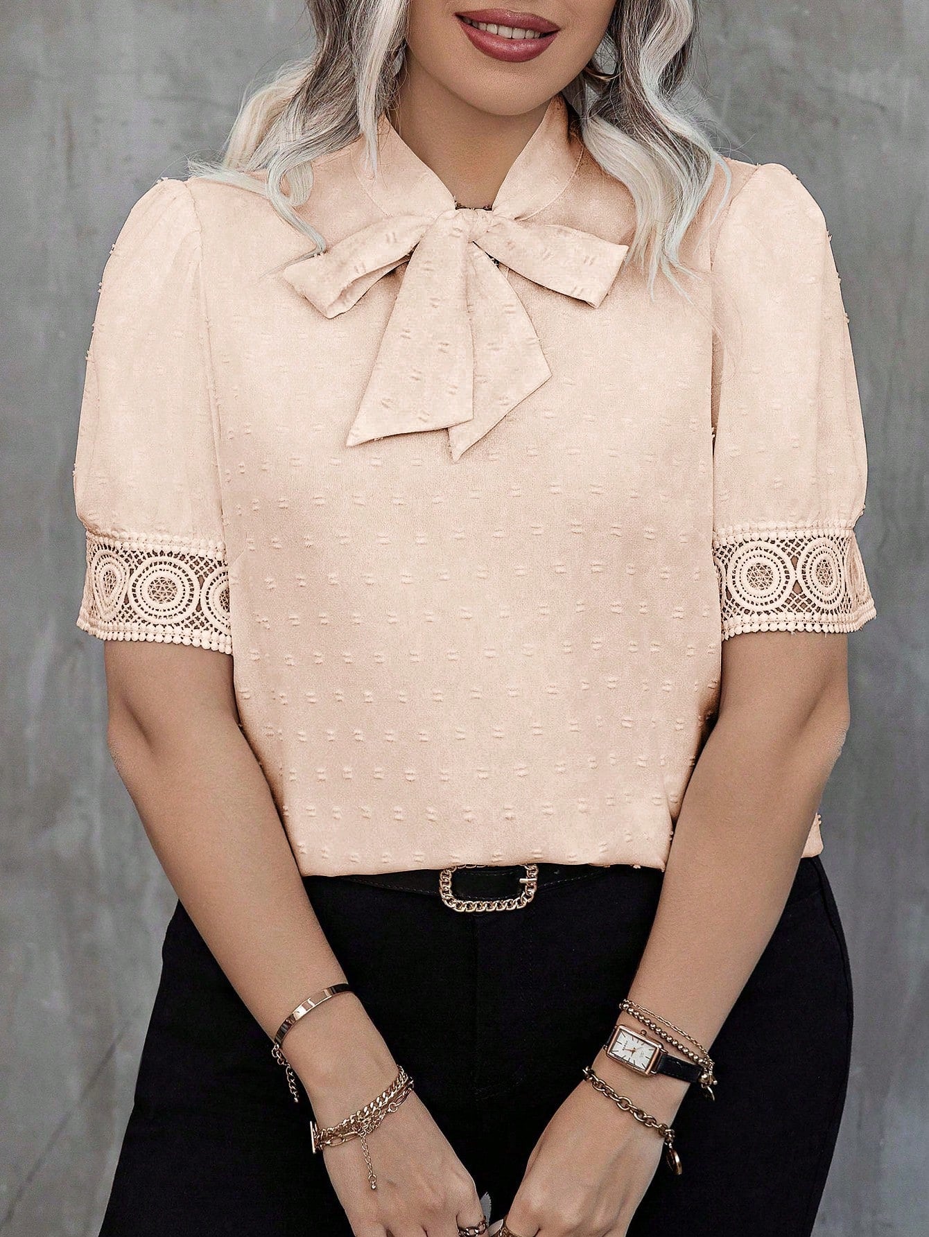 Blusa Emily Plus Size De Manga Curta Com Renda E Laço Na Gola - Tiffani Moda Feminina