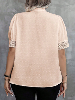 Blusa Emily Plus Size De Manga Curta Com Renda E Laço Na Gola - Tiffani Moda Feminina
