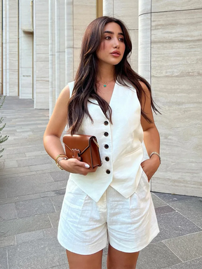 Conjunto Tiffani short médio e colete em alfaiataria