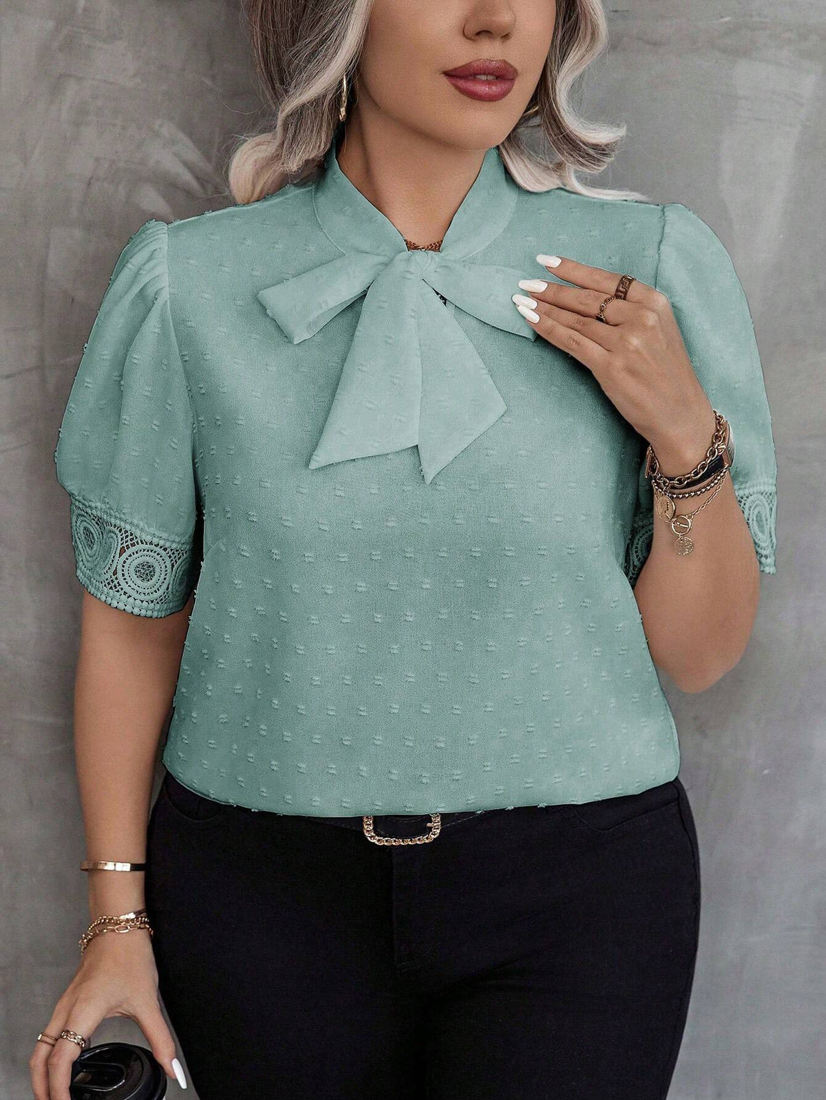 Blusa Emily Plus Size De Manga Curta Com Renda E Laço Na Gola - Tiffani Moda Feminina