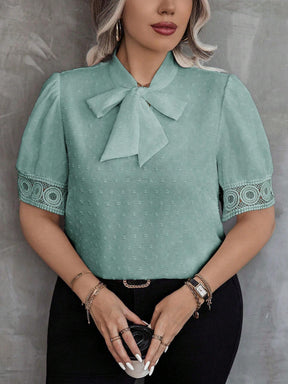 Blusa Emily Plus Size De Manga Curta Com Renda E Laço Na Gola - Tiffani Moda Feminina